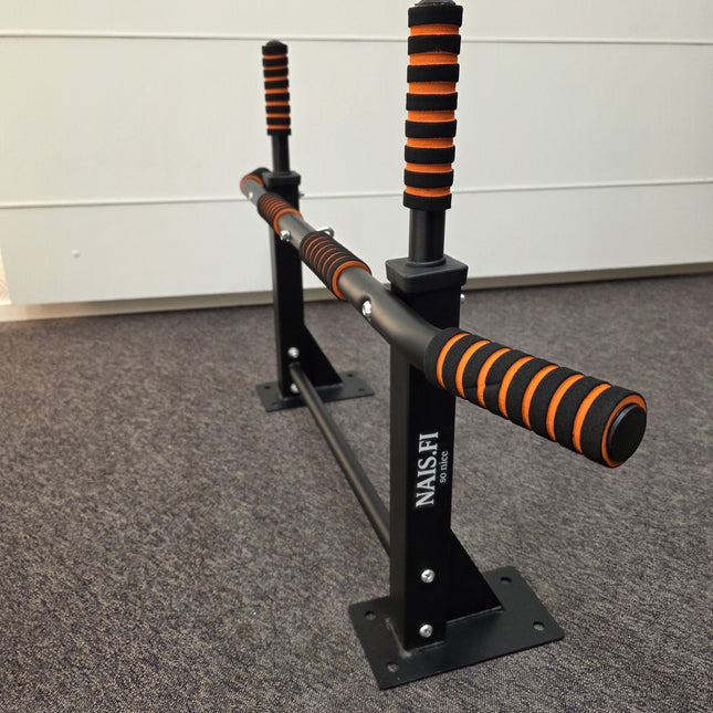 Seinään kiinnitettävä leuanvetotanko – dippi ja vatsatreeni kotona